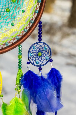 Tüylü, boncuklu ipleri sallanan bir düş kapanı. El yapımı düş kapanı.