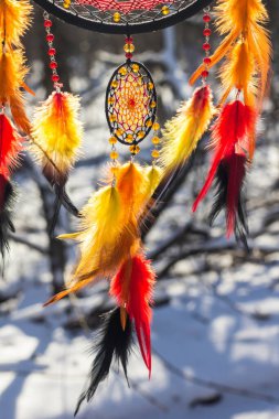 Tüylü, boncuklu ipleri sallanan bir düş kapanı. El yapımı düş kapanı.