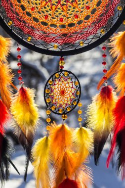 Tüylü, boncuklu ipleri sallanan bir düş kapanı. El yapımı düş kapanı.