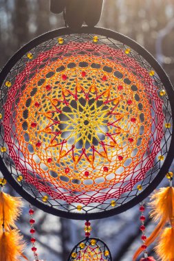 Tüylü, boncuklu ipleri sallanan bir düş kapanı. El yapımı düş kapanı.