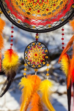 Tüylü, boncuklu ipleri sallanan bir düş kapanı. El yapımı düş kapanı.