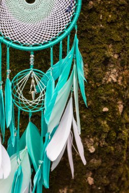 Tüylü, boncuklu ipleri sallanan bir düş kapanı. El yapımı düş kapanı.