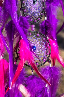 Tüylü, boncuklu ipleri sallanan bir düş kapanı. El yapımı düş kapanı.