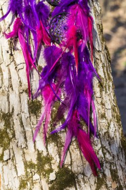 Tüylü, boncuklu ipleri sallanan bir düş kapanı. El yapımı düş kapanı.