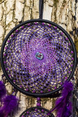 Tüylü, boncuklu ipleri sallanan bir düş kapanı. El yapımı düş kapanı.