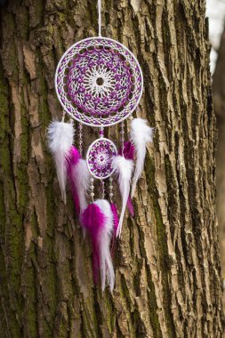 Tüylü, boncuklu ipleri sallanan bir düş kapanı. El yapımı düş kapanı.