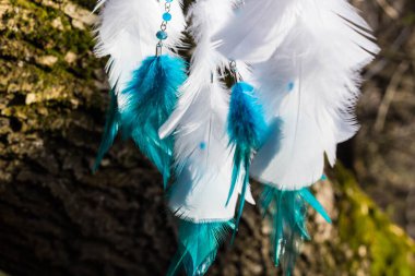 Tüylü, boncuklu ipleri sallanan bir düş kapanı. El yapımı düş kapanı.