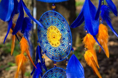 Tüylü, boncuklu ipleri sallanan bir düş kapanı. El yapımı düş kapanı.