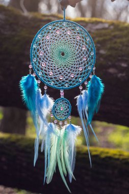 Tüylü, boncuklu ipleri sallanan bir düş kapanı. El yapımı düş kapanı.