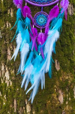 Tüylü, boncuklu ipleri sallanan bir düş kapanı. El yapımı düş kapanı.