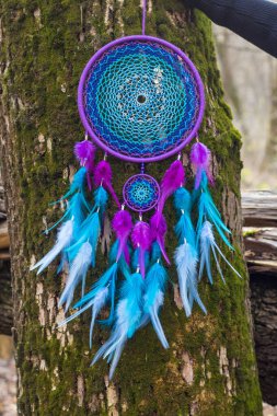 Tüylü, boncuklu ipleri sallanan bir düş kapanı. El yapımı düş kapanı.