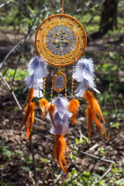 Tüylü, boncuklu ipleri sallanan bir düş kapanı. El yapımı düş kapanı.