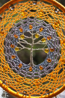 Tüylü, boncuklu ipleri sallanan bir düş kapanı. El yapımı düş kapanı.