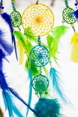 Tüylü, boncuklu ipleri sallanan bir düş kapanı. El yapımı düş kapanı.