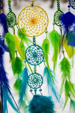 Tüylü, boncuklu ipleri sallanan bir düş kapanı. El yapımı düş kapanı.