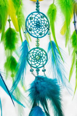 Tüylü, boncuklu ipleri sallanan bir düş kapanı. El yapımı düş kapanı.