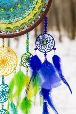 Tüylü, boncuklu ipleri sallanan bir düş kapanı. El yapımı düş kapanı.