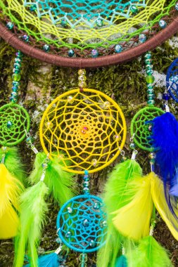 Tüylü, boncuklu ipleri sallanan bir düş kapanı. El yapımı düş kapanı.