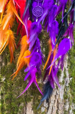 Tüylü, boncuklu ipleri sallanan bir düş kapanı. El yapımı düş kapanı.