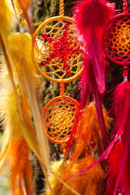 Tüylü, boncuklu ipleri sallanan bir düş kapanı. El yapımı düş kapanı.