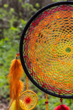 Tüylü, boncuklu ipleri sallanan bir düş kapanı. El yapımı düş kapanı.