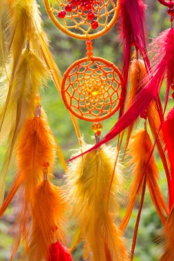 Tüylü, boncuklu ipleri sallanan bir düş kapanı. El yapımı düş kapanı.