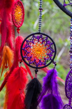 Tüylü, boncuklu ipleri sallanan bir düş kapanı. El yapımı düş kapanı.