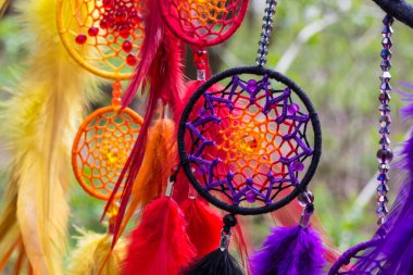 Tüylü, boncuklu ipleri sallanan bir düş kapanı. El yapımı düş kapanı.