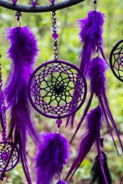 Tüylü, boncuklu ipleri sallanan bir düş kapanı. El yapımı düş kapanı.