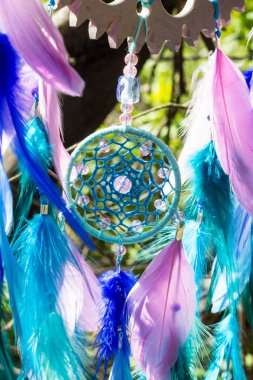 Tüylü, boncuklu ipleri sallanan bir düş kapanı. El yapımı düş kapanı.