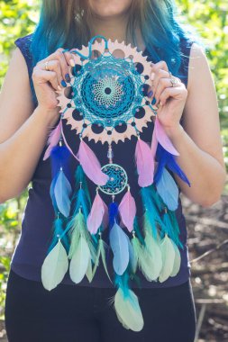 Tüylü, boncuklu ipleri sallanan bir düş kapanı. El yapımı düş kapanı.