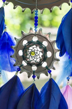 Tüylü, boncuklu ipleri sallanan bir düş kapanı. El yapımı düş kapanı.