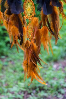 Tüylü, boncuklu ipleri sallanan bir düş kapanı. El yapımı düş kapanı.