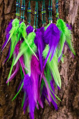 Tüylü, boncuklu ipleri sallanan bir düş kapanı. El yapımı düş kapanı.