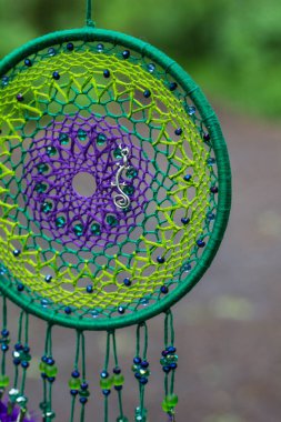 Tüylü, boncuklu ipleri sallanan bir düş kapanı. El yapımı düş kapanı.