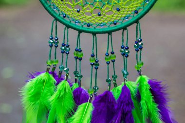 Tüylü, boncuklu ipleri sallanan bir düş kapanı. El yapımı düş kapanı.