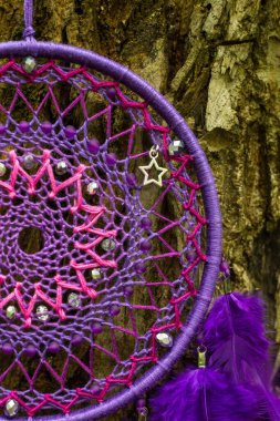 Tüylü, boncuklu ipleri sallanan bir düş kapanı. El yapımı düş kapanı.