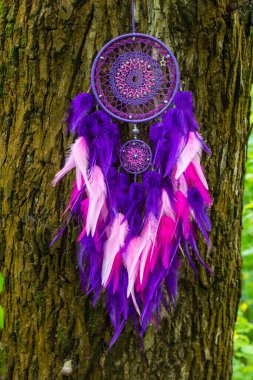 Tüylü, boncuklu ipleri sallanan bir düş kapanı. El yapımı düş kapanı.