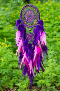 Tüylü, boncuklu ipleri sallanan bir düş kapanı. El yapımı düş kapanı.