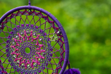Tüylü, boncuklu ipleri sallanan bir düş kapanı. El yapımı düş kapanı.