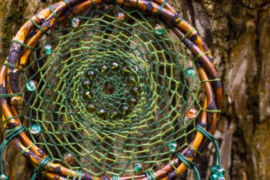 Tüylü, boncuklu ipleri sallanan bir düş kapanı. El yapımı düş kapanı.