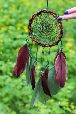 Tüylü, boncuklu ipleri sallanan bir düş kapanı. El yapımı düş kapanı.