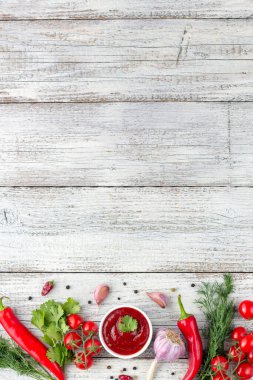 Domates sosunun içeriğinin sınırı. Beyaz ahşap arka planda ketçap hazırlamak için. Kopyalama alanı olan üst görünüm