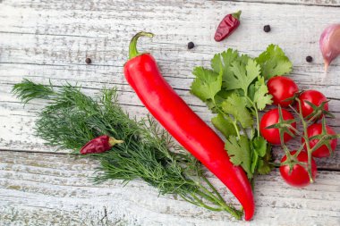 Domates sosunun içeriği. Beyaz ahşap arka planda ketçap hazırlamak için. Üst görünüm