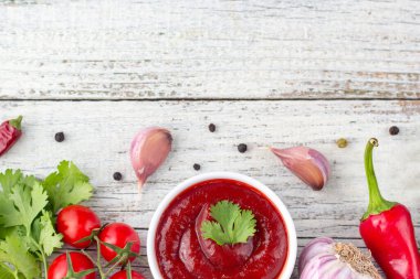 Domates sosunun içeriğinin sınırı. Beyaz ahşap arka planda ketçap hazırlamak için. Kopyalama alanı olan üst görünüm