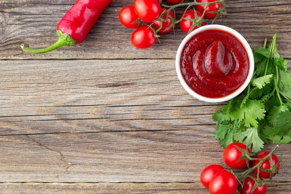 Fehér Tál Paradicsomszósz Petrezselyemborssal Paradicsommal Ketchup Természetes Háttér Fénymásolási Tér — Stock Fotó