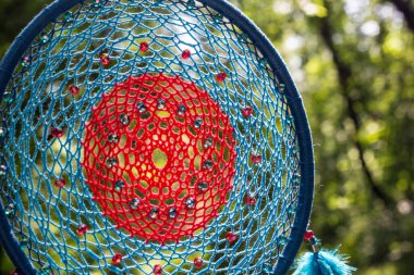 Tüylü, boncuklu ipleri sallanan bir düş kapanı. El yapımı düş kapanı.