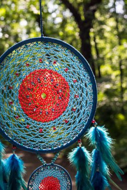 Tüylü, boncuklu ipleri sallanan bir düş kapanı. El yapımı düş kapanı.