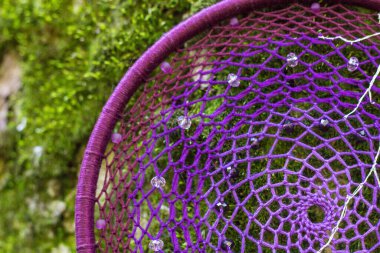 Tüylü, boncuklu ipleri sallanan bir düş kapanı. El yapımı düş kapanı.