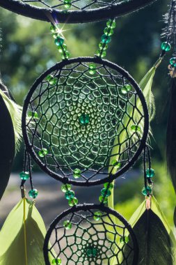 Tüylü, boncuklu ipleri sallanan bir düş kapanı. El yapımı düş kapanı.